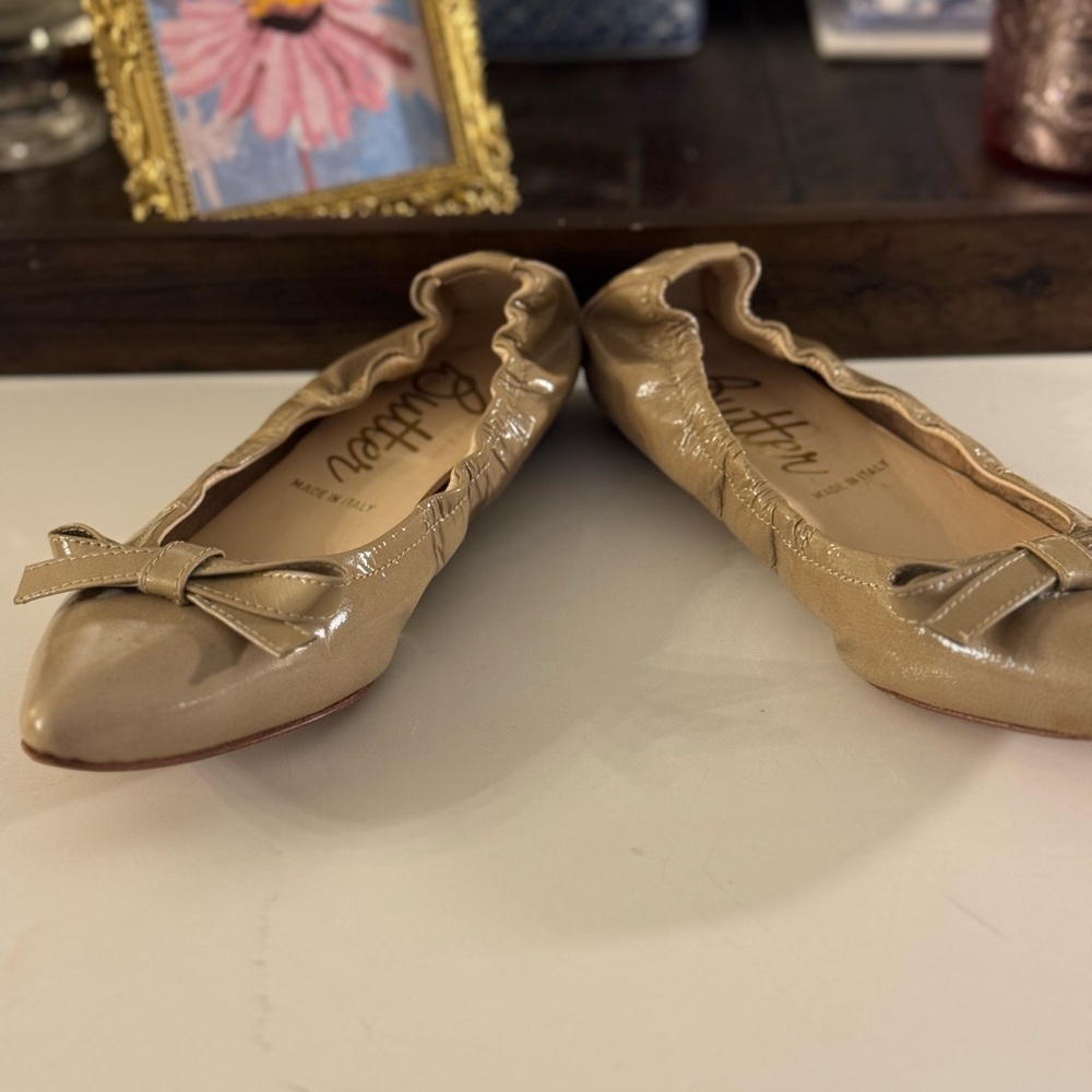 BUTTER MADE IN ITALY TAUPE PATENT LEATHER BOW BALLOT FLATS! - Picture 2 of 8